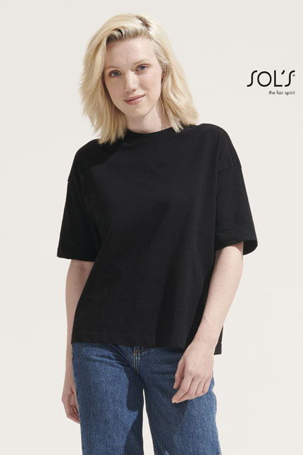 Boxy Women - 03807ΜΠΛΟΥΖΕΣ / SOLSΓυναικείο Oversized T-shirtΠεριγραφή: Το γυναικείο Oversized T-shirt διαθέτει φαρδιά κοντά μανίκια και πλαϊνές ραφές για μια άνετη εφαρμογή. Η στρογγυλή λαιμόκοψή του και η φακαρόλα στο λαιμό προσθέτουν στο στυλ του, ενώ η oversized γραμμή του χαρίζει μοντέρνα αίσθηση.Σχέδιο και Χαρακτηριστικά: Κατασκευασμένο από Jersey 180g/m², το 100% οργανικό βαμβάκι πενιέ παρέχει εξαιρετική άνεση και ανθεκτικότητα. Το τ-shirt είναι διαθέσιμο σε διάφορους χρωματισμούς, ιδανικό για να ταιριάζει με τις επαγγελματικές σας ανάγκες. Δεν υπάρχουν τσέπες ή κουμπιά, ωστόσο η σχεδίαση του επιτρέπει εύκολη κίνηση.Εφαρμογή ως Επαγγελματική Ένδυση: Ιδανικό για εργαζόμενους σε τομείς που απαιτούν άνεση και ελαστικότητα, όπως σε γραφεία, σε εκδηλώσεις ή σε casual επαγγελματικές περιστάσεις. Μπορεί επίσης να χρησιμοποιηθεί στη δημιουργία ομάδων για αθλητικές ή διασκεδαστικές δραστηριότητες.Υλικό και Άνεση: Το οργανικό βαμβάκι εξασφαλίζει απαλότητα και ανάκτηση από τη φθορά, κάνοντάς το κατάλληλο για καθημερινή χρήση και πολλαπλές πλύσεις χωρίς να χάνει την ποιότητά του.Δυνατότητα Προσαρμογής: Υπάρχει δυνατότητα εκτύπωσης λογοτύπου ή μηνύματος, απαραίτητο για την προώθηση της επιχείρησής σας μέσω επαγγελματικής ένδυσης.